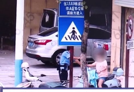  遛狗|中年女子遛狗不牵绳, 辅警上前劝阻, 女子喊: 咬他