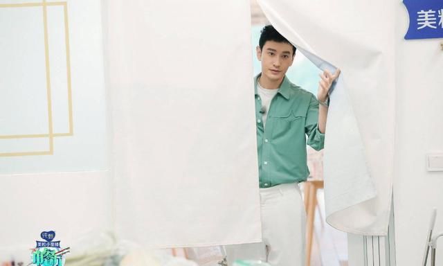  素颜|《中餐厅》黄晓明脱妆引热议，本人素颜发视频回应：大家凑合看吧