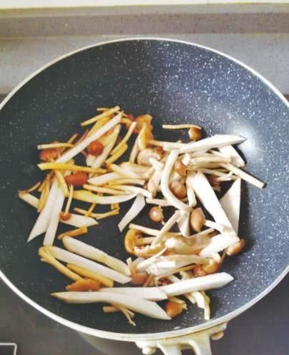  筋道|莜面鱼鱼这样做，汤鲜味美，筋道醇香，看着就让人流口水