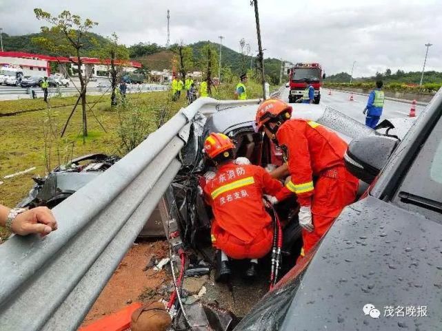  车祸|汕湛高速电白段发生车祸，两小车猛烈相撞，车头损毁严重！