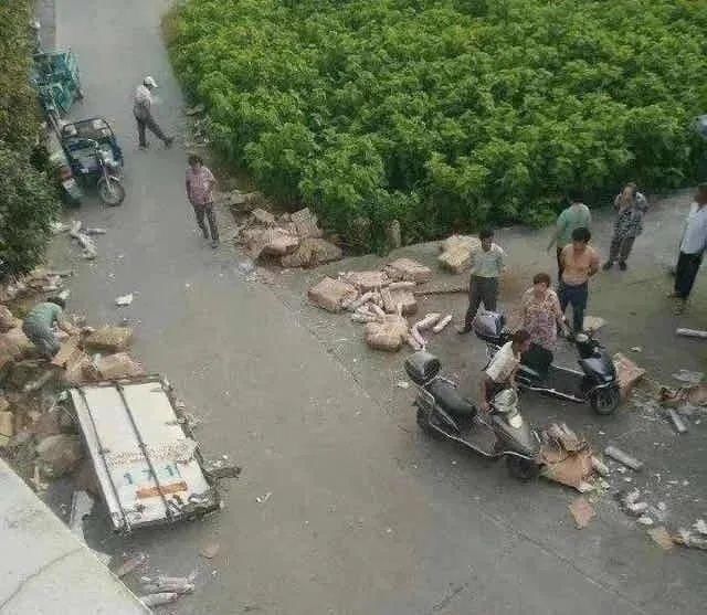  货车|货车翻车遭哄抢，10吨猪肉只剩3吨！后续：5人被行政拘留