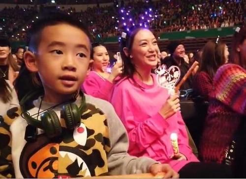  孩子|同样是在家带娃，霍思燕和应采儿的家中客厅却截然不同，各有利弊