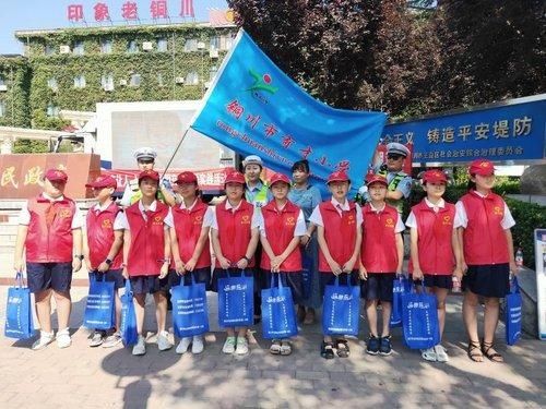 城市道路|把课堂选在城市道路上，王益交警体验式教学给孩子们上好开学第一课