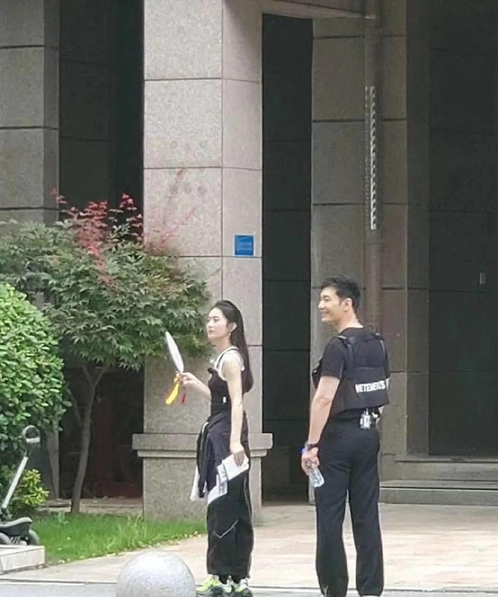  路透|赵丽颖《中餐厅》路透，穿小背心显好身材，看到小孩后母爱爆棚