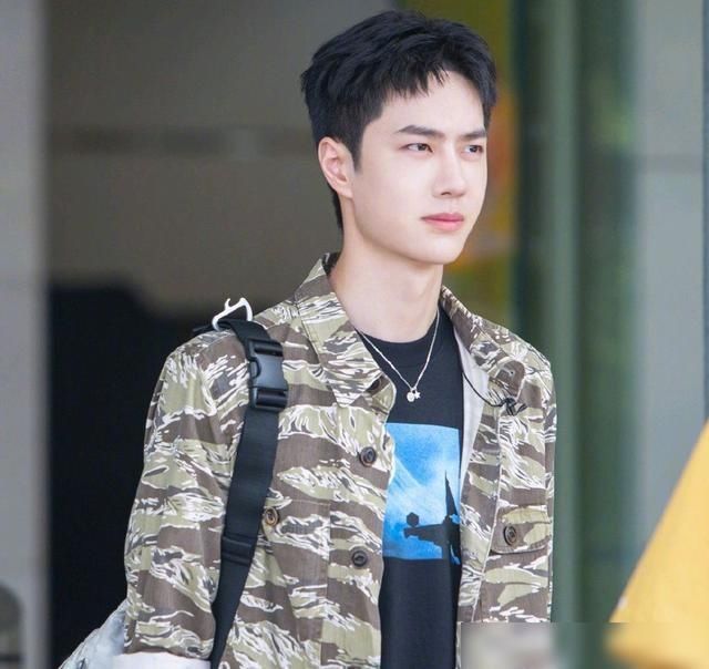  满满|王一博快本报到，玩游戏胜负欲满满，倒挂金钩展现核心力量