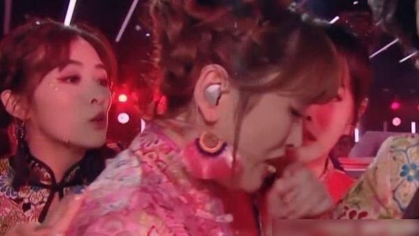  失误|金莎舞台失误痛哭，适合舞台却遭淘汰，“划水”却能“坚守”？