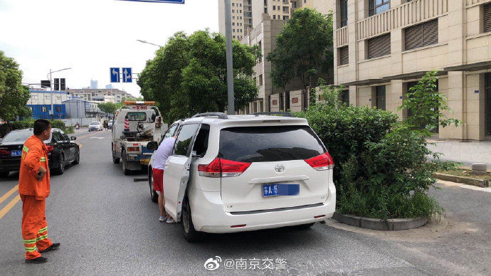 违停|车辆违停!一查竟有30多次曝光未处理 车辆已过检