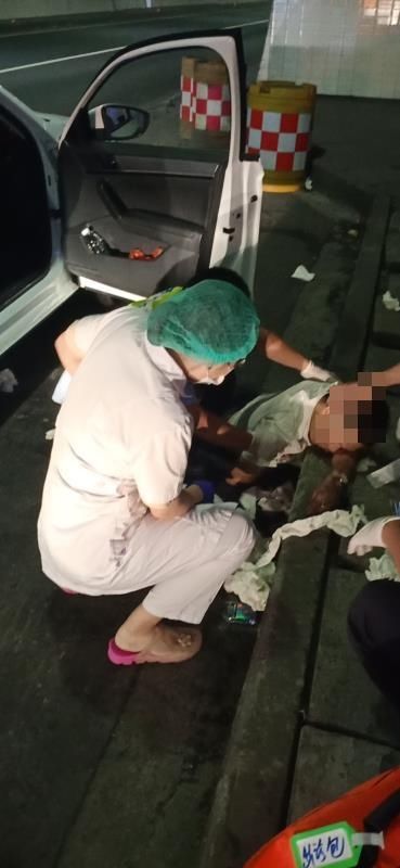  呕吐物|男子高速公路上突发脑溢血，民警边施救边喊：“兄弟，兄弟，不要睡着！”