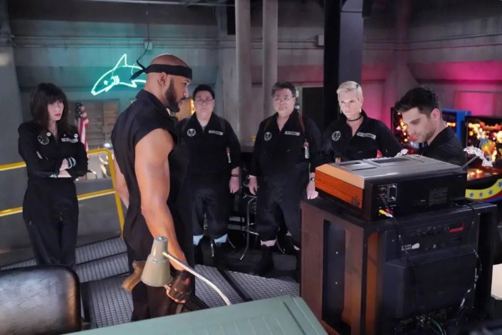 剧照|《神盾局特工》第7集预告+前瞻剧照!麦克和迪克到1982年冒险!