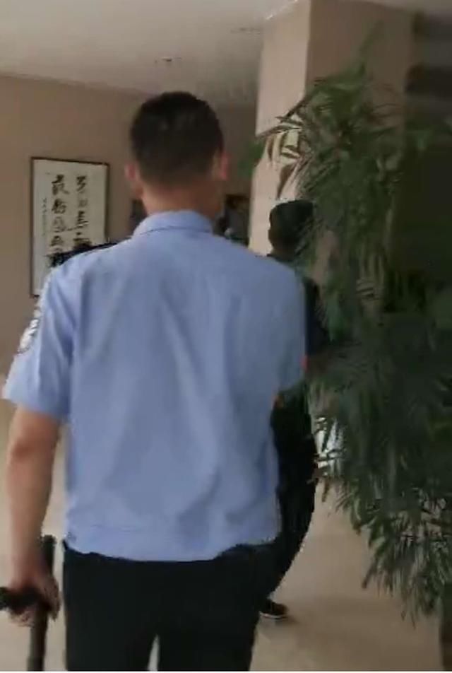  银行|银行里 吸毒儿子拿刀逼母亲取钱