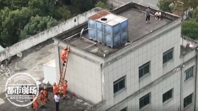 女子|年轻女子欲跳楼 瞬间反应下 被他一把抱了下来