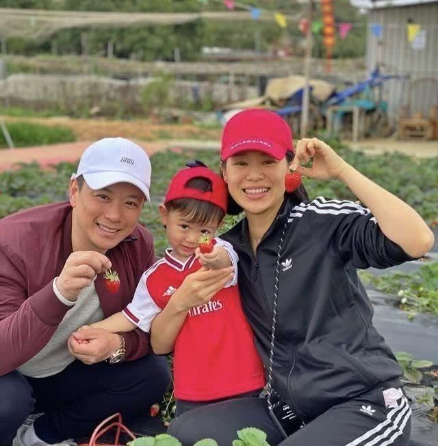 胡杏儿穿了一|胡杏儿太接地气了，站街边认真烤乳猪，不细看真以为是卖烤猪的！