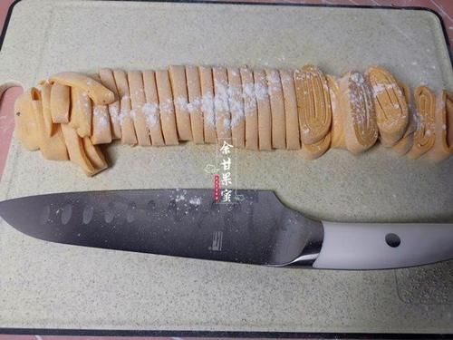  南瓜|秋天，南瓜正香甜，做成这早餐，热乎乎上桌，鲜甜味美，管饱