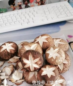 效去除里面|洗香菇,只用清水洗就错了,大厨教你一招,脏东西虫卵自己跑出来