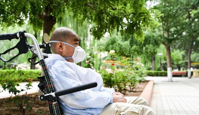  爸爸|因饭晚送了1小时，重病小男孩在病房里被饿哭，爸爸当即发了誓