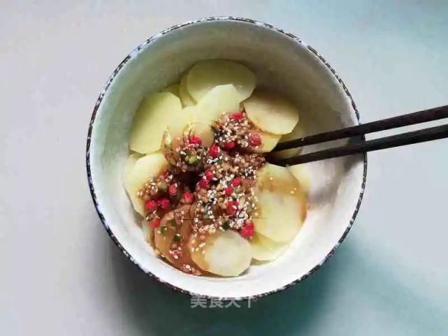  酸辣|凉拌土豆片：几步搞定，酸辣清爽，比肉都好吃哦