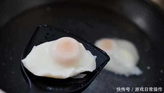  完整|水煮荷包蛋，千万不要沸水下锅，多加一步，鸡蛋完整不出沫