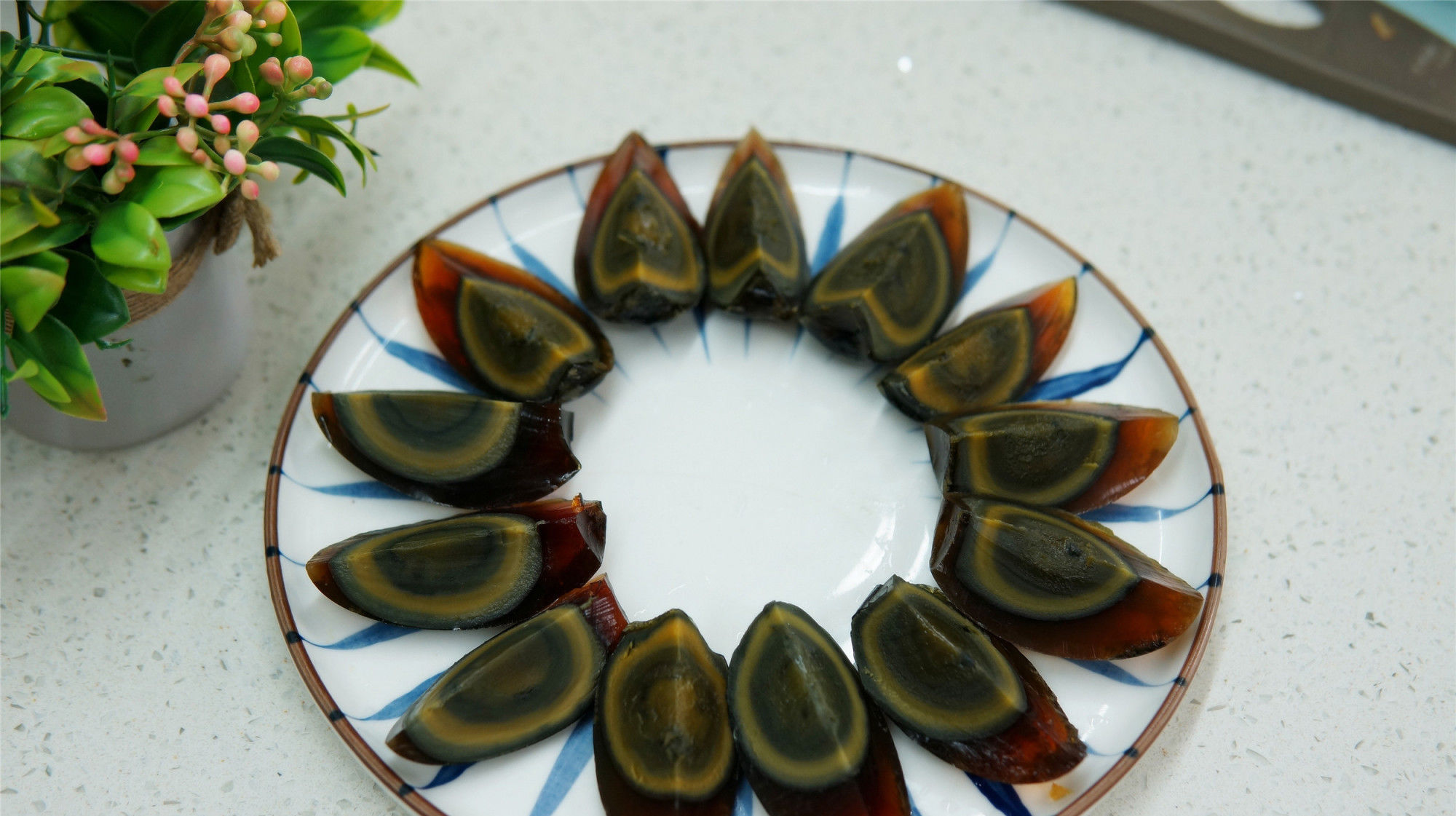 饭店|切松花蛋,直接用刀切就错了,饭店后厨这样做,溏心蛋也能切整齐