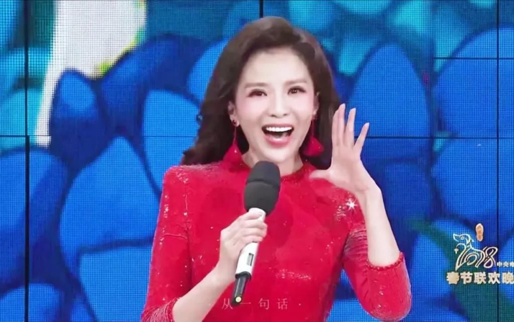  嘴里面|央视主持人朱迅身体告急？一天录制17场节目，《星光大道》上台需被助理搀扶？