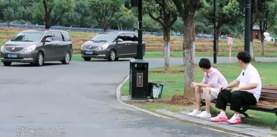  王俊凯|首次在餐厅见面，谁注意赵丽颖看见小凯的反应？网友：素质装不出