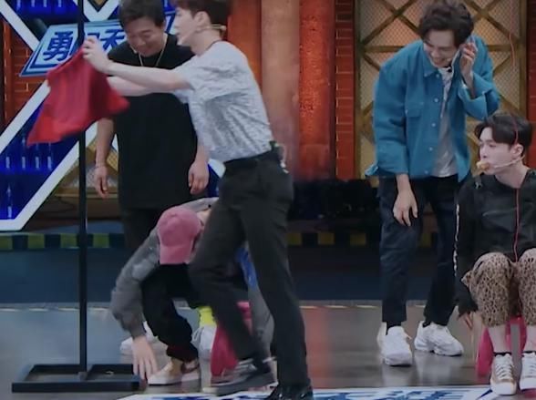  生理|王一博生理不适坚持录节目？却遇上意外，一旁张艺兴的反应才是亮点