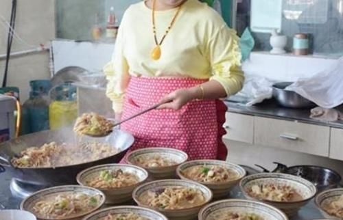 羊汤|夫妻俩开店只卖“它”,一出锅就被抢完,20元一碗,顾客真值