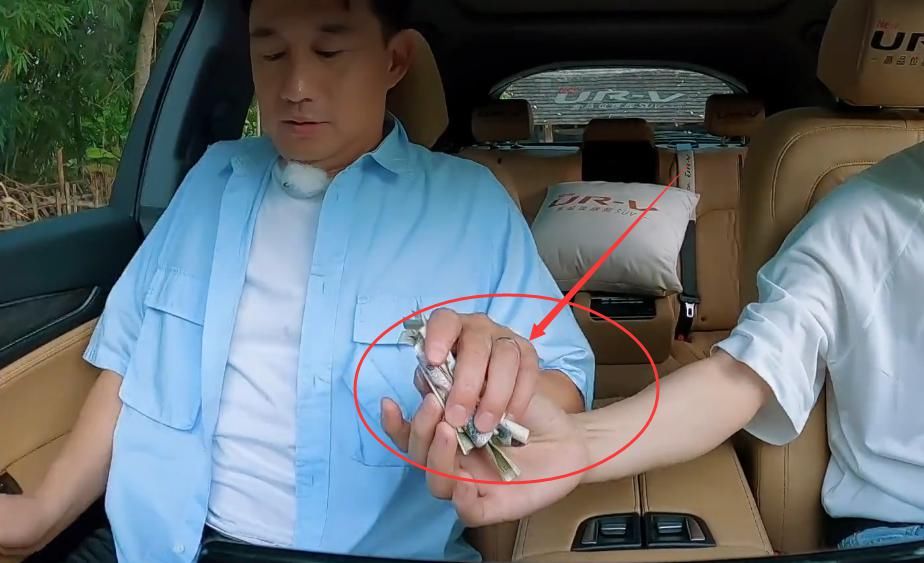  眼花|何炅黄磊出门买菜，谁注意他手上一共拿了多少钱？我没眼花吧！