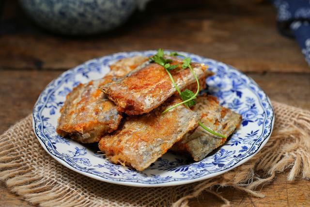  常规|带鱼的常规做法，下锅前多1步，怎么煎都不破皮