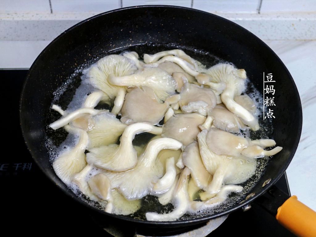  下饭|入秋后，这种菇才越多，简单3分钟爆炒，下饭一流