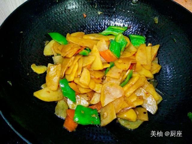 干锅|川菜全部是辣的吗？你的答案是是的话，那你看这道菜，干锅土豆片