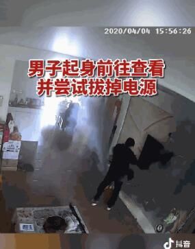父亲|客厅突然爆炸起火!父亲为救孩子被严重烧伤进ICU!祸首又是这个…