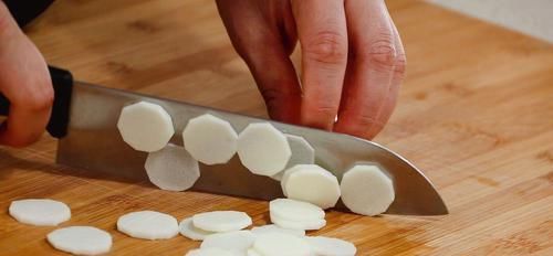  面粉|红薯和面粉别只会炸丸子吃，教你做红薯千层糕，好吃又好看