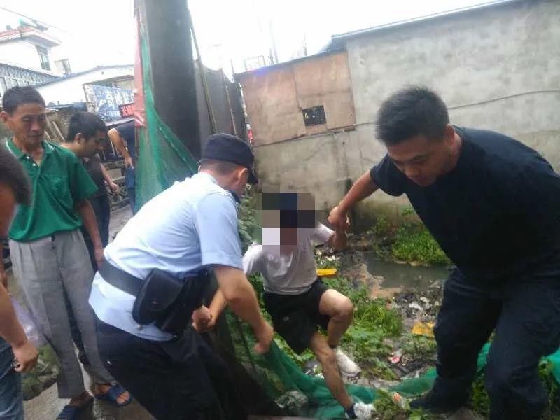 路上|惊险!一男子饮酒后回家,路上却迷糊掉进河里!