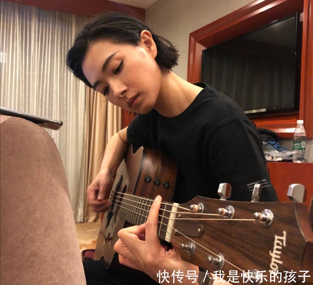 右臂|万茜出车祸右臂肱骨骨折,粉丝为工作室的不作为提出“四宗罪”