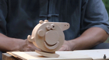  有个|山东有个大爷版李子柒！“玩木头”爆红海外！能造2600年前“鲁班凳”