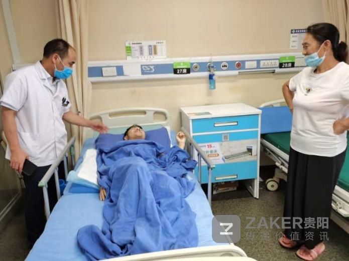  变形|22岁小伙“驼背”十余年 医生植入螺钉重塑变形脊柱