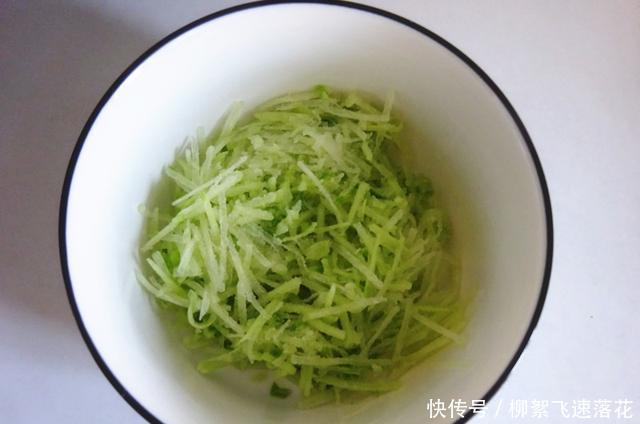 次发酵|秋天吃包子就做这个馅,不放肉却更香,顺应时节更健康