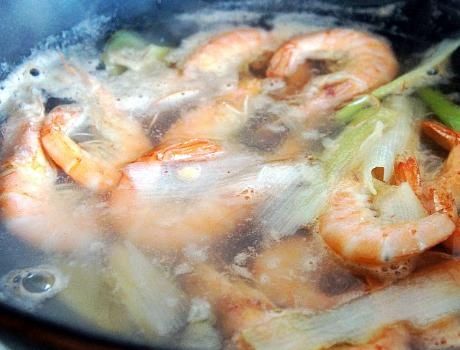  紧致|做水煮虾，冷水下锅还是开水下锅？做对了，虾肉鲜嫩紧致有弹性