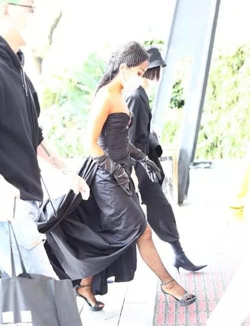  音乐|吉克隽逸造型真出彩，抹胸裙装秀美肩，亮片丝袜太抢镜