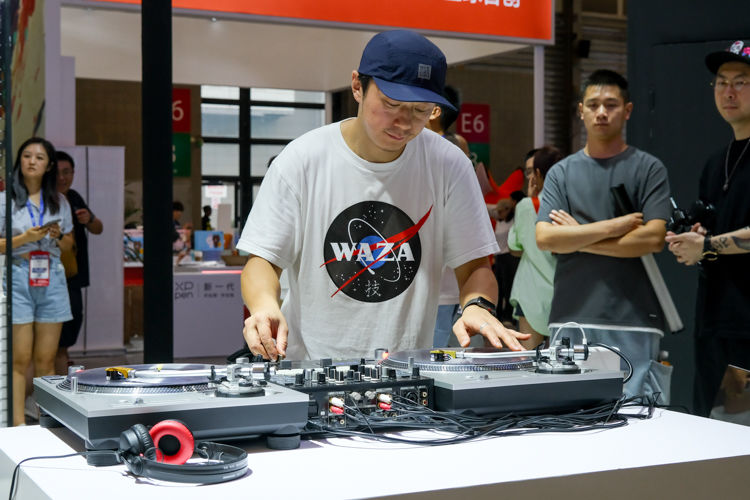 ChinaJoy 2023丨松下展示黑胶唱机SL-1200MK7 知名DJ现场搓碟
