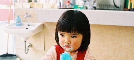 起跑线|地铁一张偷拍照：你的教养，就是孩子的起跑线！在外，这也叫规矩