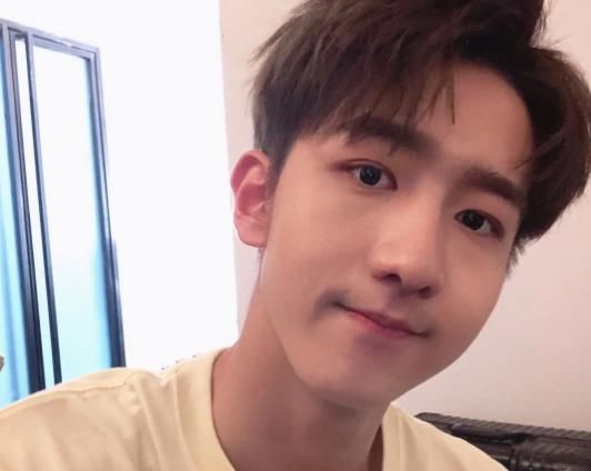  训练生|当韩国练习生有多苦？周震南三个月才走出阴影，赵让被前辈欺负！