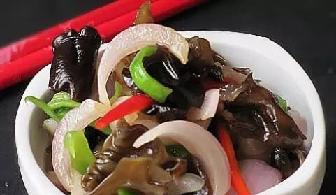  做法|精选美食：酒蒸蛤蜊、洋葱炒木耳、凉拌莴笋丝、酸菜鱼的做法