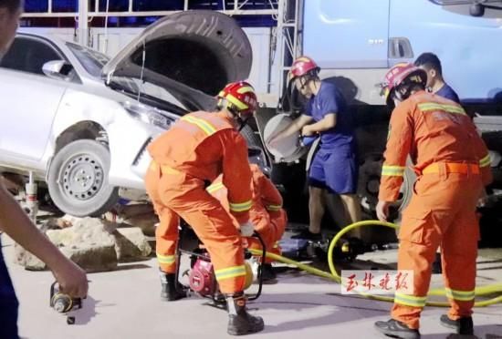  车底|女司机驾车在陆川连撞5人 一名女子被卷入车底