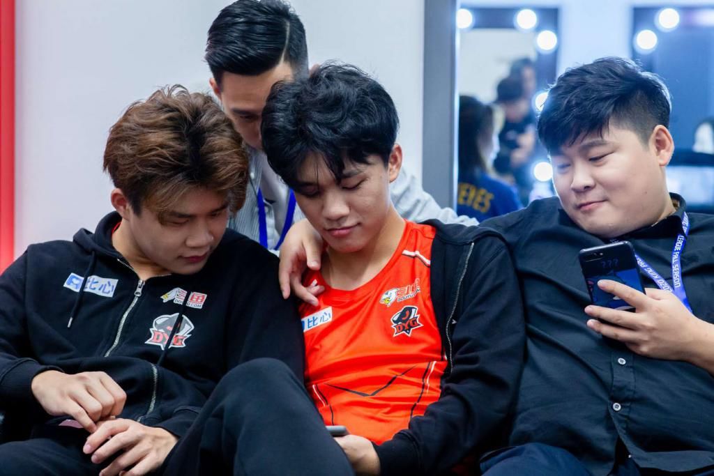  SK|SK遭久诚粉丝“爆破”，和林教练成患难兄弟，明星选手真不敢“惹”！