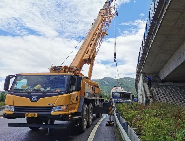 机智|珠海男子上班遭遇生死时刻,两台“巨无霸”失控朝他猛冲!关键时刻机智“神操作”!