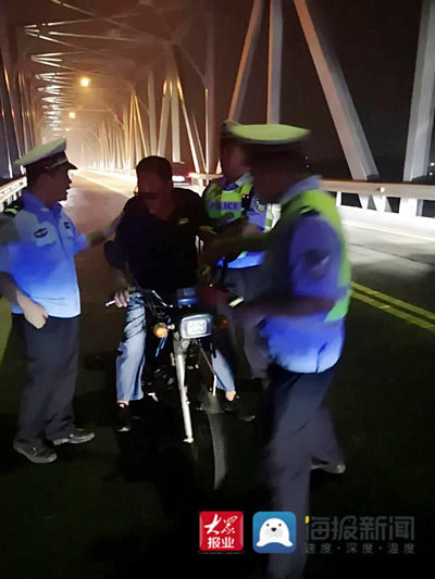  男子|滨州一醉驾男子上演“醉酒擒敌拳” 最终被民警带走