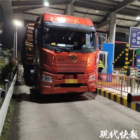  民警|大货司机嫌过路费高，竟堵住高速收费站
