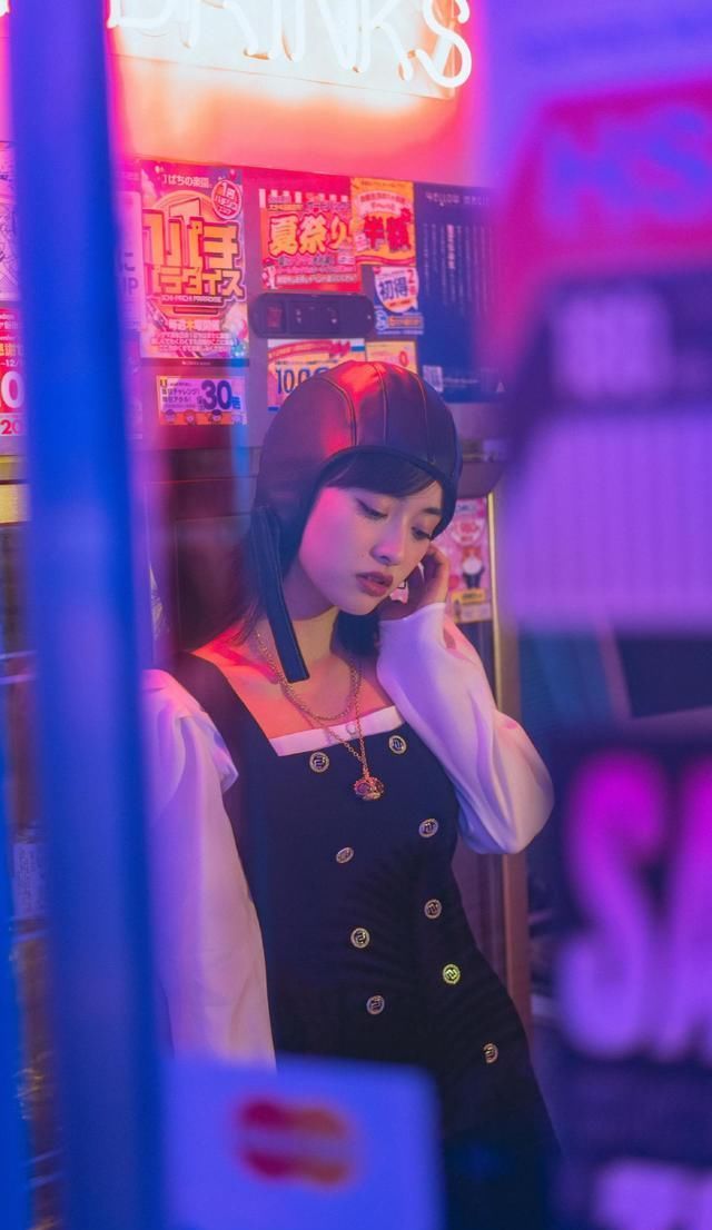 长裙|沈月穿搭土气？长裙搭配飞行帽元气满满，时尚大气又洋气十足