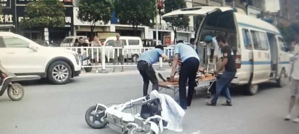  女子|感人一幕：民警大走访路上，救助一受伤女子……